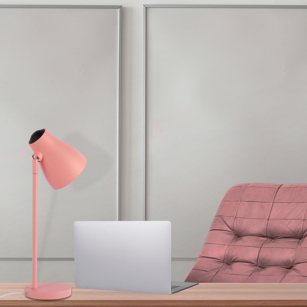 Lámpara de escritorio rotativa en ambiente moderno, perfecta para oficinas con estilo minimalista y funcional.
