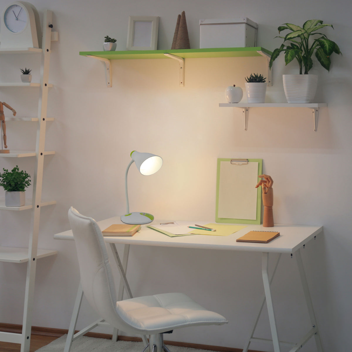 Lámpara de escritorio LED con brazo ajustable, perfecta para oficinas modernas con un estilo contemporáneo y funcional.