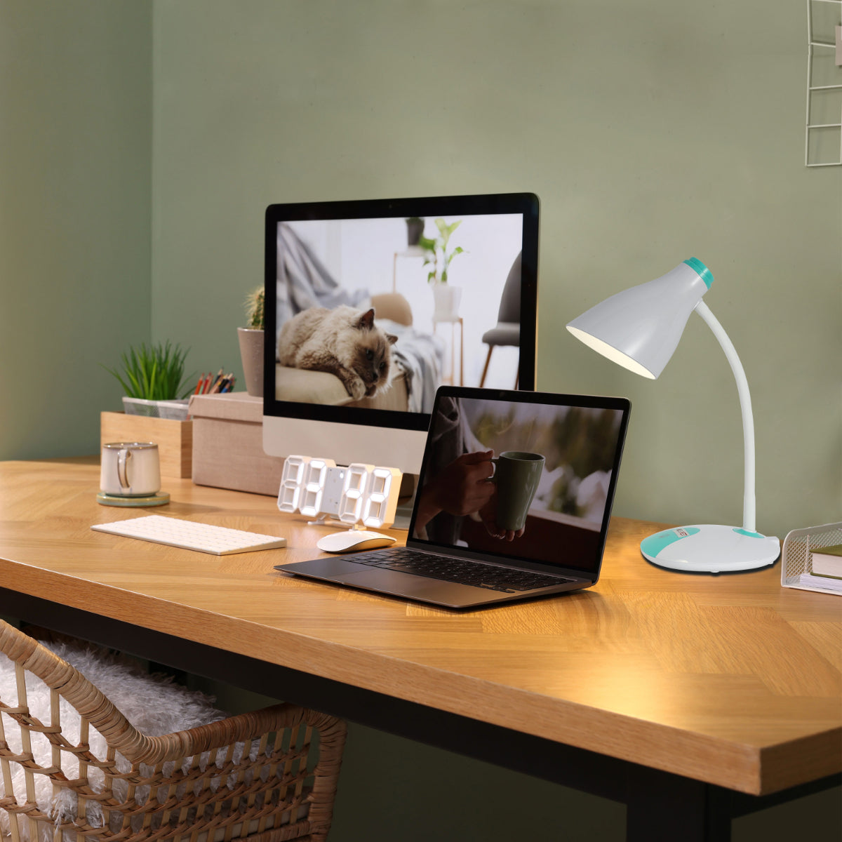 Lámpara de escritorio LED flexible en acción, ideal para oficinas modernas con decoración contemporánea.