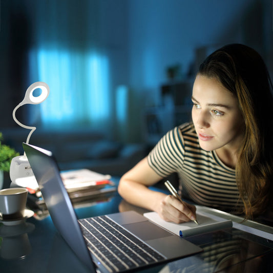 Lámpara de escritorio LED recargable con soporte para lápices, ideal para espacios de trabajo modernos y organizados.