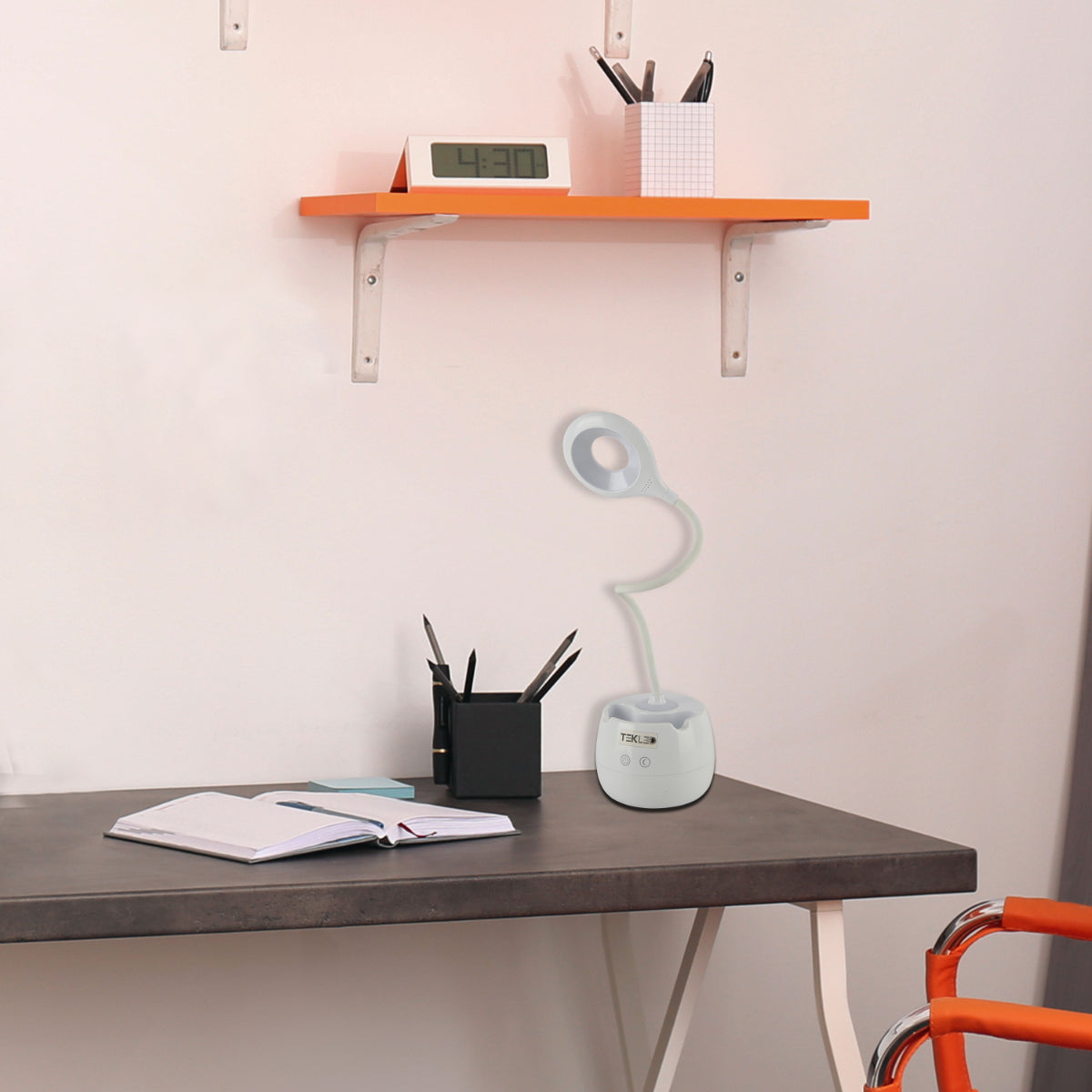 Lámpara de escritorio LED recargable con soporte para lápices, ideal para oficinas modernas y estudios creativos.
