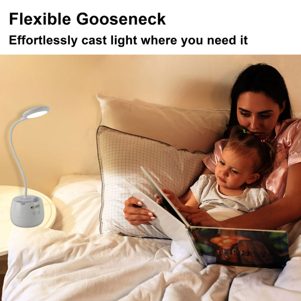 Lámpara de escritorio LED recargable multifuncional con portalápices en oficina moderna, ideal para estudiar o trabajar con estilo.