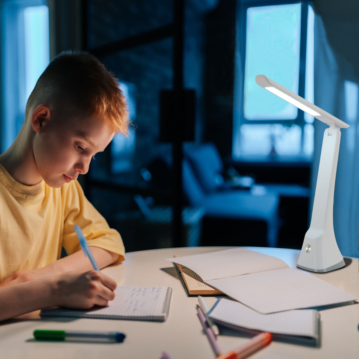 Lámpara de escritorio LED plegable con control táctil, ideal para oficinas modernas y espacios de trabajo minimalistas.
