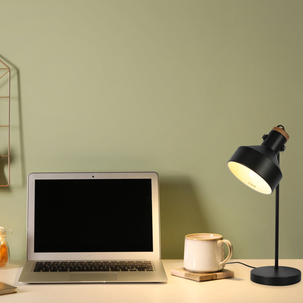 Lámpara de escritorio moderna con acento de madera, ideal para oficinas contemporáneas y espacios de trabajo elegantes.