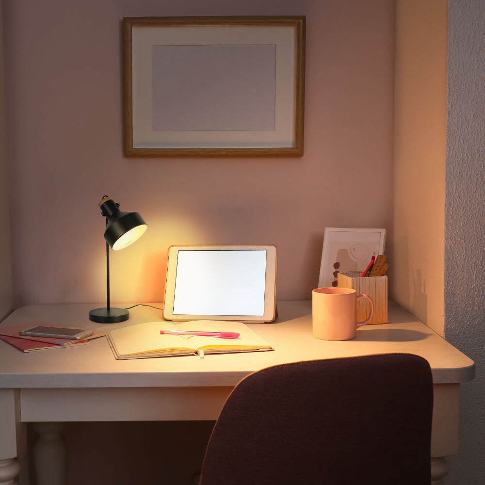 Lámpara de escritorio moderna con acento de madera, perfecta para oficinas con estilo contemporáneo y minimalista.