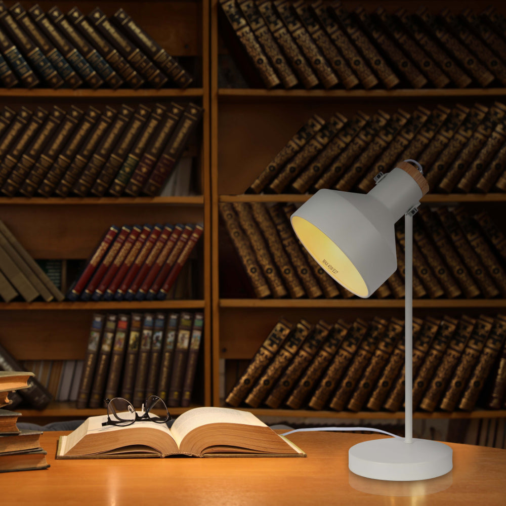 Lámpara de escritorio moderna con acentos de madera, ideal para oficinas con decoración contemporánea y elegante.