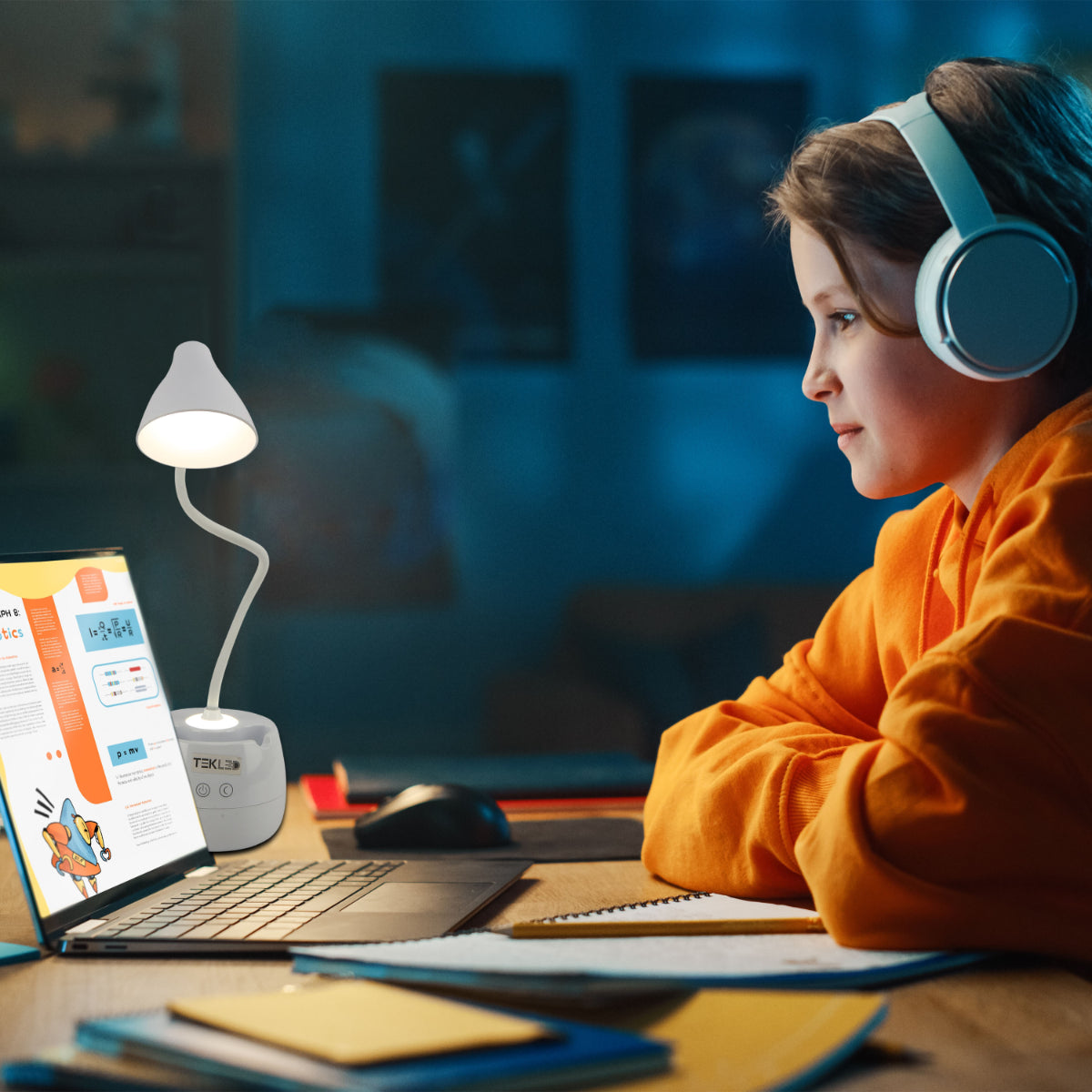 Lámpara de escritorio flexible con cabezal cónico y soporte para lápices, ideal para oficinas modernas y espacios de estudio.