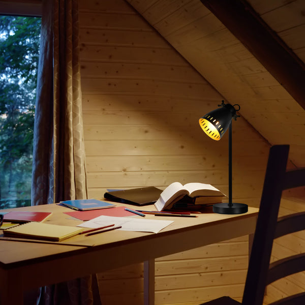 Lámpara de escritorio retro con acentos en latón, perfecta para oficinas con decoración vintage elegante.