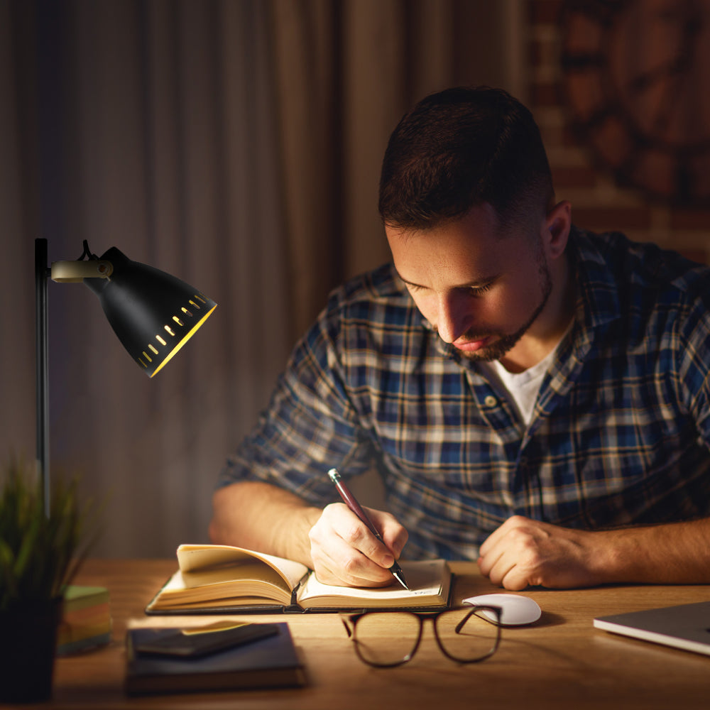 Lámpara de escritorio retro con acentos de latón, ideal para oficinas con estilo industrial y decoración vintage.