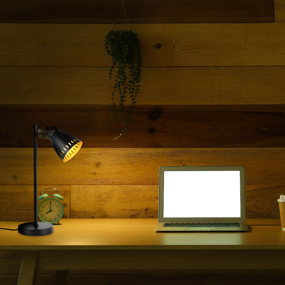 Lámpara de escritorio retro con acentos de latón, perfecta para oficinas de estilo industrial y moderno.