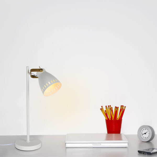 Lámpara de escritorio retro con acentos de latón, ideal para oficinas modernas y decoraciones vintage.