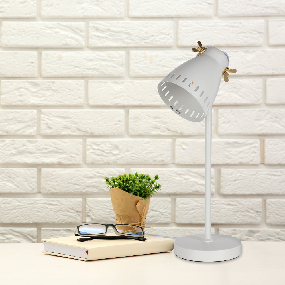 Lámpara de escritorio retro con acentos en bronce, ideal para oficinas con estilo industrial.