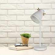 Lámpara de escritorio retro con acentos en bronce, ideal para oficinas con estilo industrial.