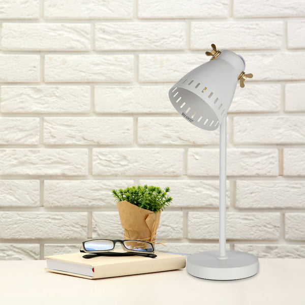 Lámpara de escritorio retro con acentos en bronce, ideal para oficinas con estilo industrial.