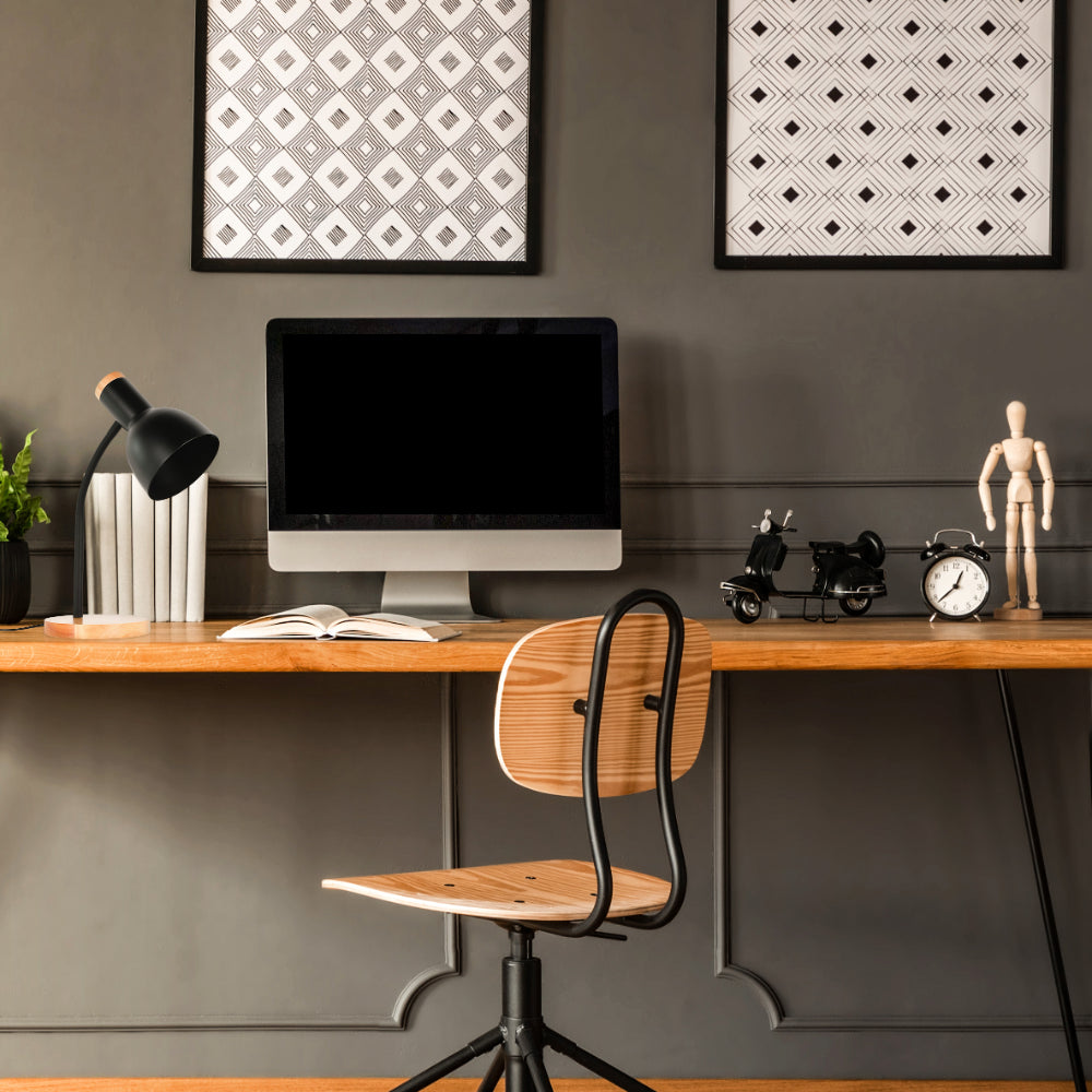 Lámpara de mesa escandinava con base de madera, ideal para salas y oficinas con decoración minimalista y acogedora.