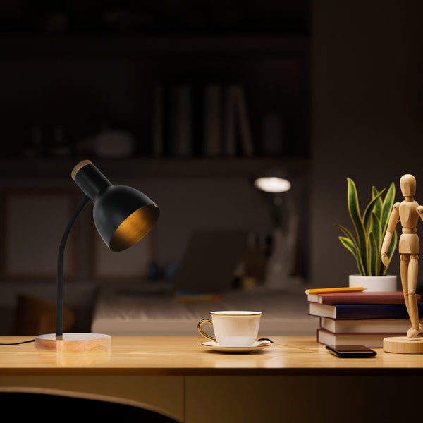 Lámpara de mesa con base de madera, ideal para espacios nórdicos, complementando decoraciones minimalistas y cálidas en salas o dormitorios.