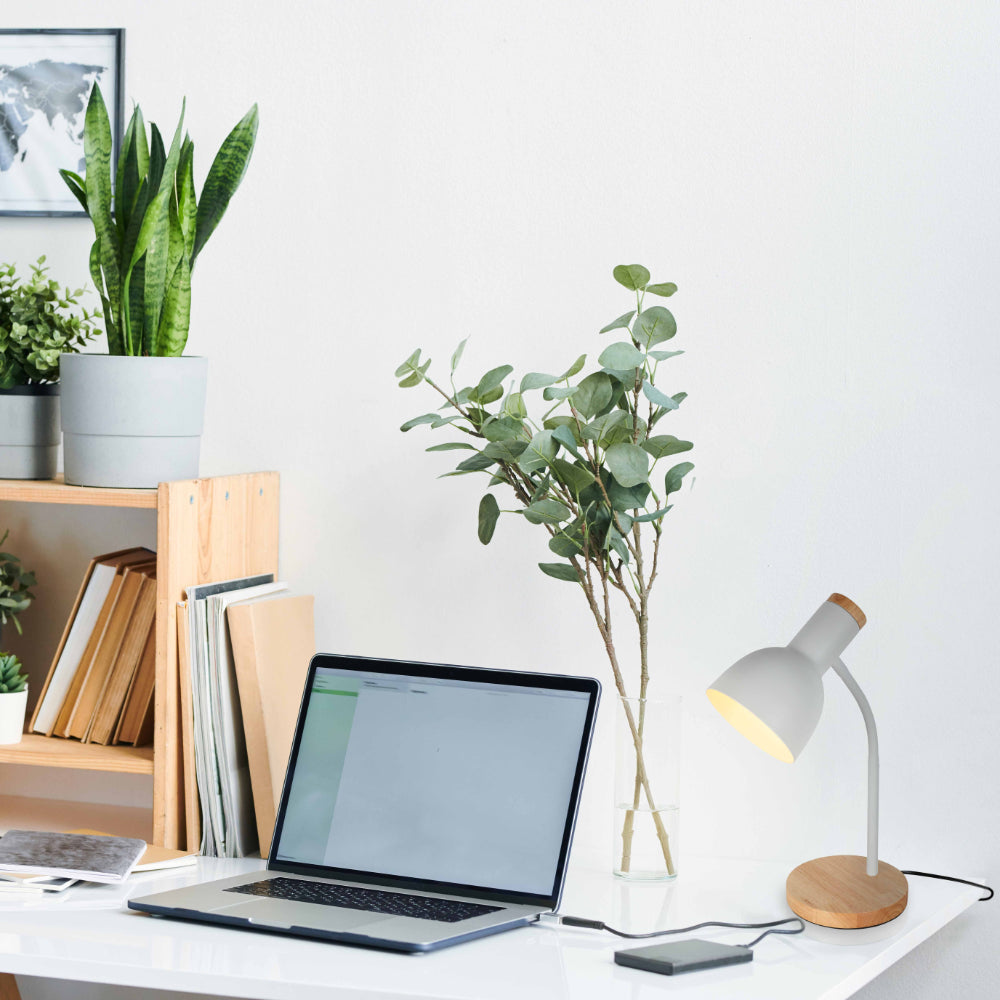 Lámpara de mesa con base de madera, ideal para salas de estar de estilo escandinavo y moderno, ofreciendo un toque acogedor.