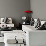 Imagen principal de una lámpara de mesa esférica LED, ideal para salas de estar con un diseño moderno y elegante.