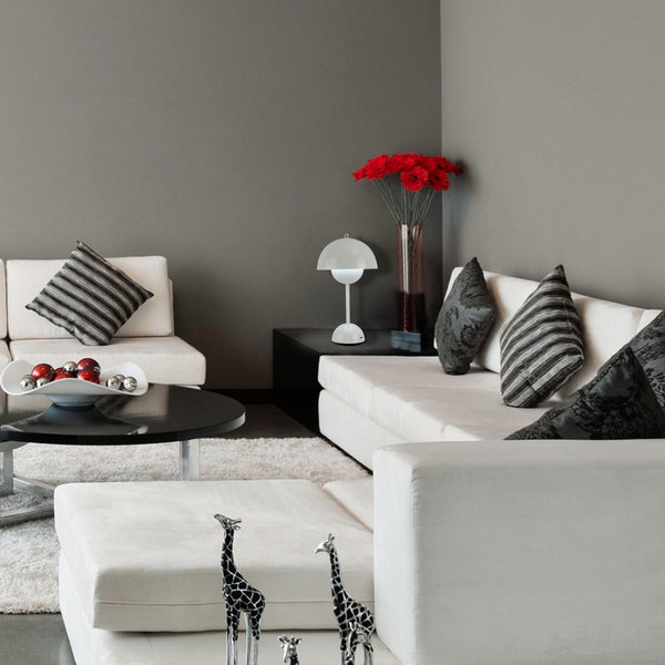 Imagen principal de una lámpara de mesa esférica LED, ideal para salas de estar con un diseño moderno y elegante.