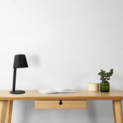 Lámpara de mesa LED portátil y solar, ideal para patios y terrazas, con diseño moderno y funcional para exteriores.