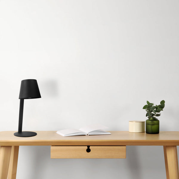 Lámpara de mesa LED portátil y solar, ideal para patios y terrazas, con diseño moderno y funcional para exteriores.