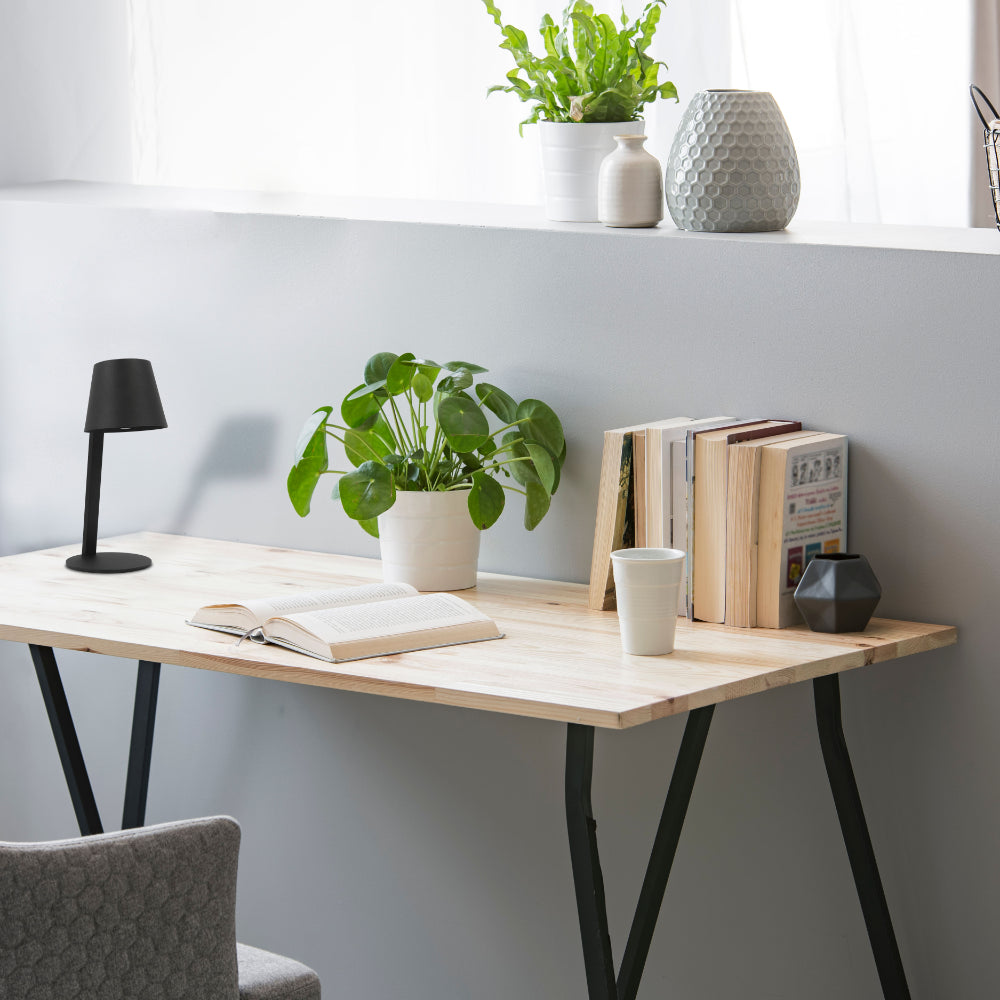 Lámpara de mesa LED portátil y solar, perfecta para exteriores, ideal en jardines o terrazas con estilo contemporáneo.