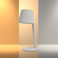 Lámpara de mesa LED portátil y solar, perfecta para exteriores, ideal para terrazas en decoración moderna y acogedora.