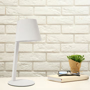Lámpara de mesa LED portátil solar, perfecta para patios de estilo moderno, ideal para iluminar cenas al aire libre.