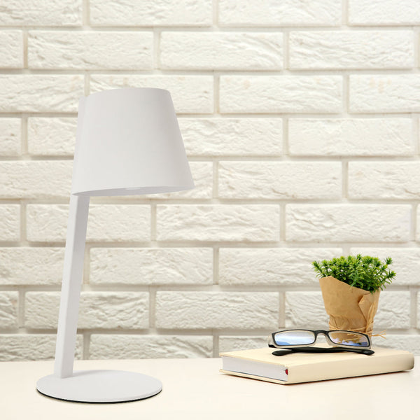 Lámpara de mesa LED portátil solar, perfecta para patios de estilo moderno, ideal para iluminar cenas al aire libre.