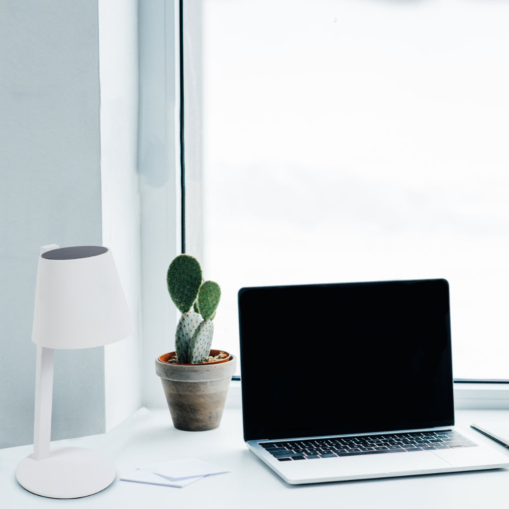 Lámpara de mesa LED portátil y solar, ideal para exteriores, perfecta para decorar terrazas con estilo moderno y funcional.