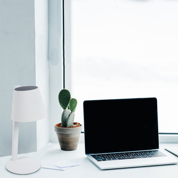 Lámpara de mesa LED portátil y solar, ideal para exteriores, perfecta para decorar terrazas con estilo moderno y funcional.