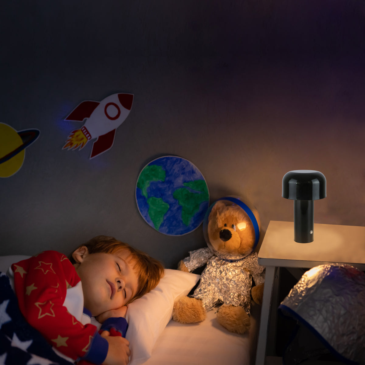Lámpara de mesa LED recargable en forma de hongo, perfecta para espacios modernos y acogedores, ideal para mesas de noche o escritorios.