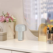 Lámpara de mesa LED recargable en forma de hongo, perfecta para espacios modernos y acogedores, ideal para la sala o el dormitorio.