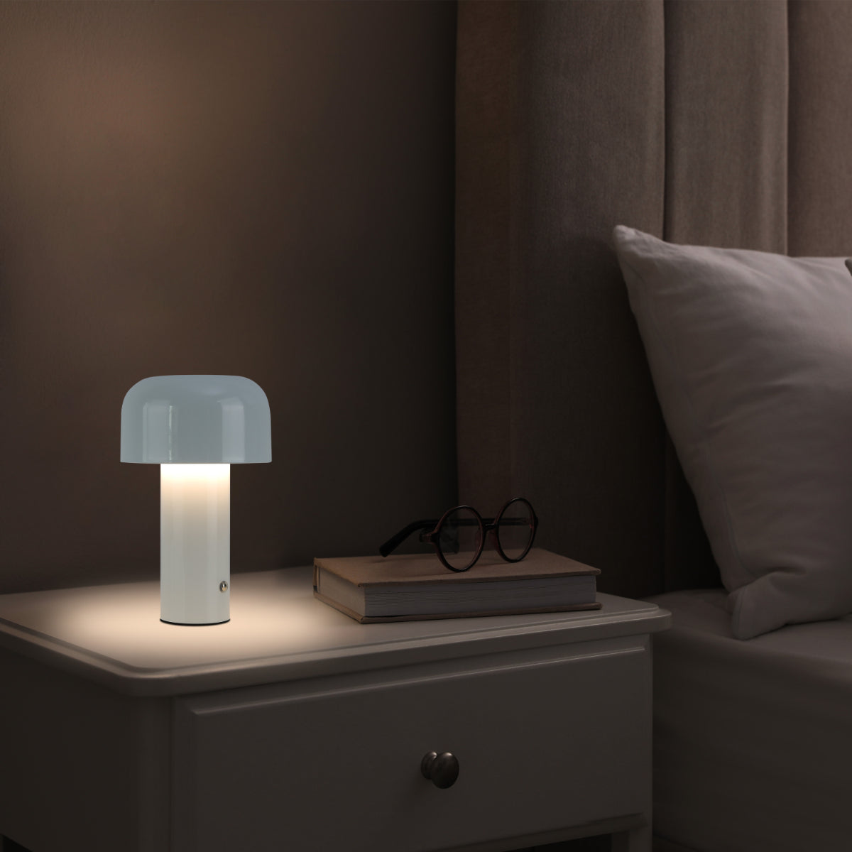 Lámpara de mesa LED recargable en forma de hongo, perfecta para decoraciones modernas en salas o escritorios minimalistas.
