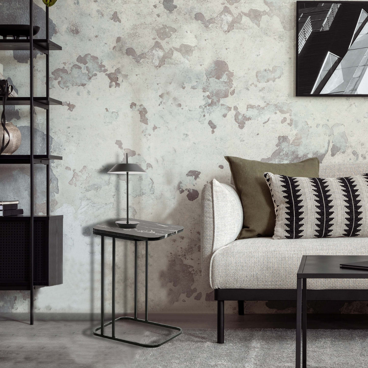 Lámpara de mesa táctil en un salón moderno, perfecta para crear un ambiente acogedor y elegante.
