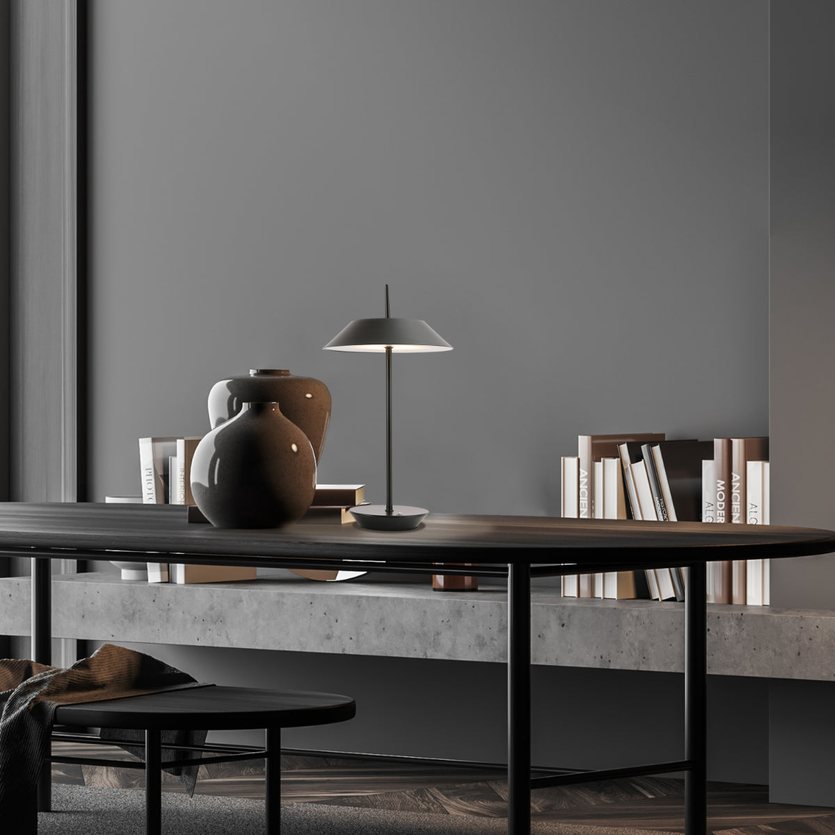 Lámpara de mesa táctil con diseño elegante, perfecta para salones modernos y mesas de noche en decoraciones contemporáneas.
