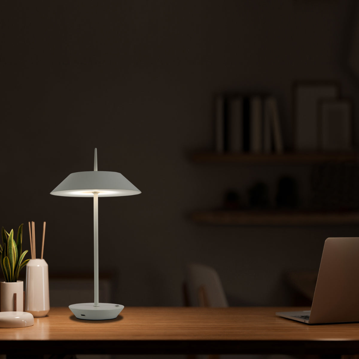 Lámpara de mesa táctil en uso en una sala moderna, ideal para iluminación ambiental y decoración contemporánea.