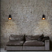 Lámpara ajustable de pared con diseño cónico moderno, ideal para oficinas con decoración nórdica y elegante.