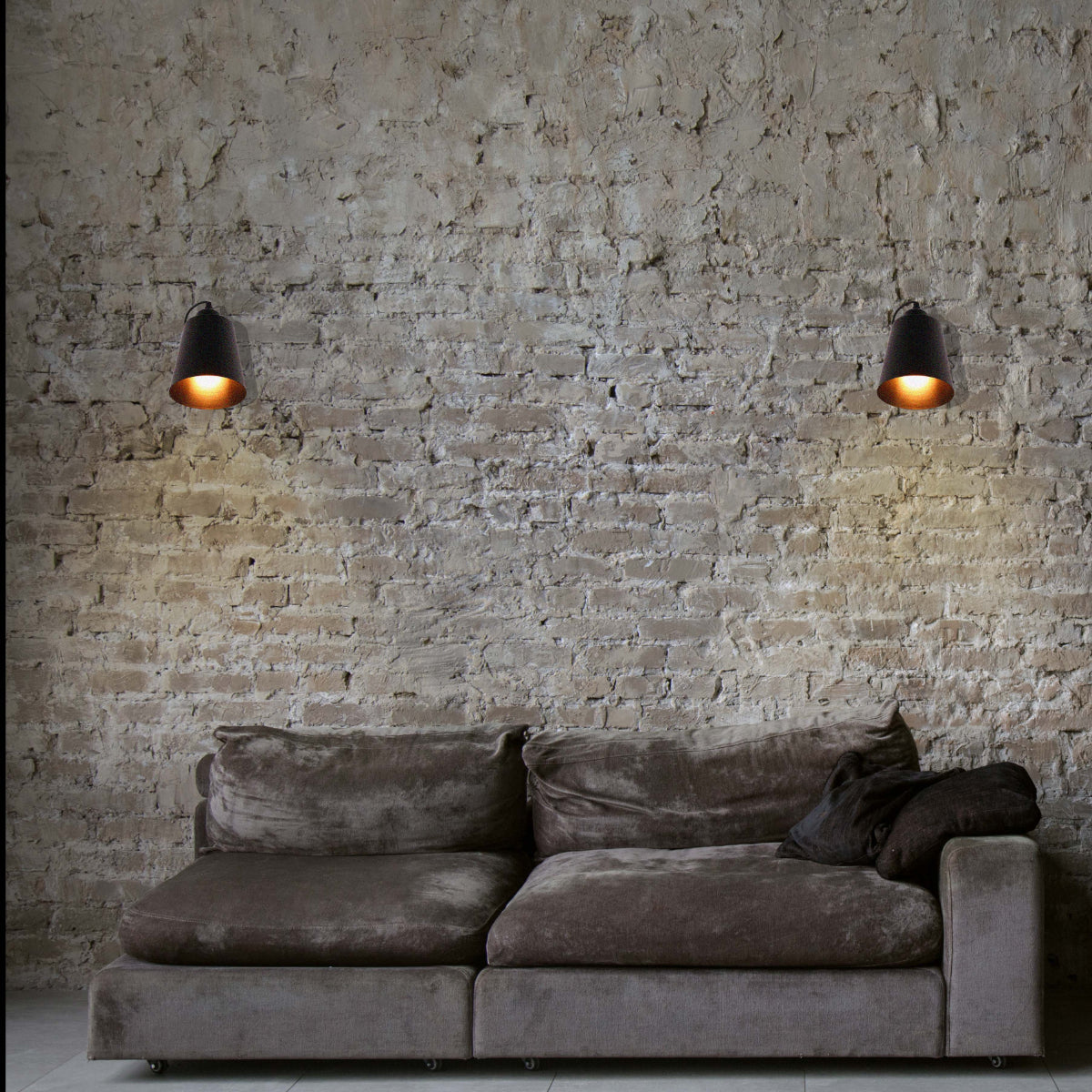 Lámpara ajustable de pared con diseño cónico moderno, ideal para oficinas con decoración nórdica y elegante.
