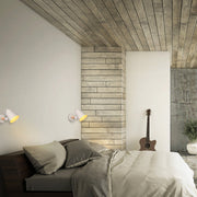 Lámpara de pared ajustable con diseño cónico moderno, ideal para espacios sofisticados como salas de estar o oficinas de estilo nórdico.