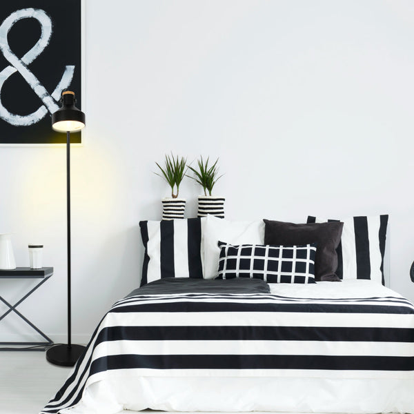 Lámpara de pie minimalista ajustable con acentos de madera, ideal para salones modernos y espacios de trabajo elegantes.