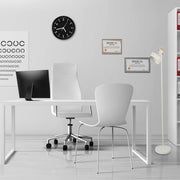 Lámpara de pie minimalista con acentos de madera, ideal para oficinas modernas y salones con estilo contemporáneo.
