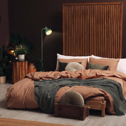 Lámpara de pie minimalista con acento de madera, ideal para salas de estar con decoración contemporánea y espacio acogedor.