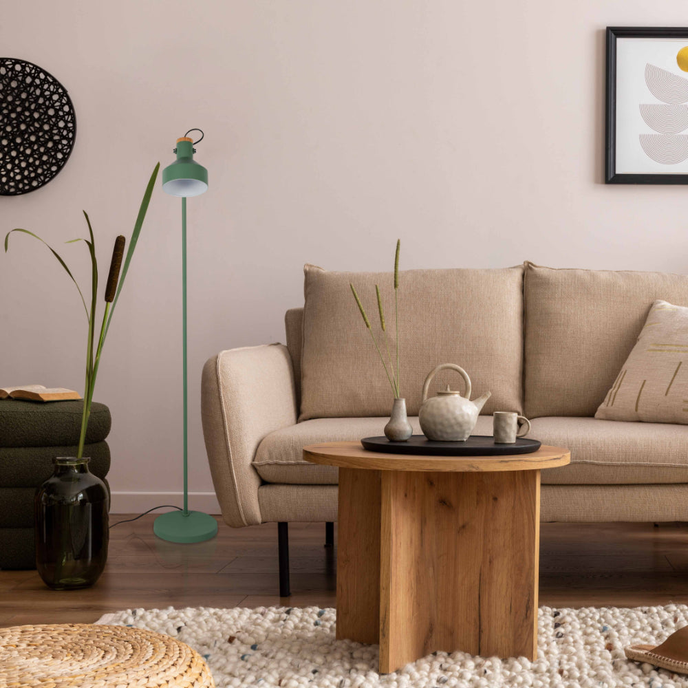 Lámpara de pie ajustable minimalista con detalles en madera, ideal para salones de estilo contemporáneo.