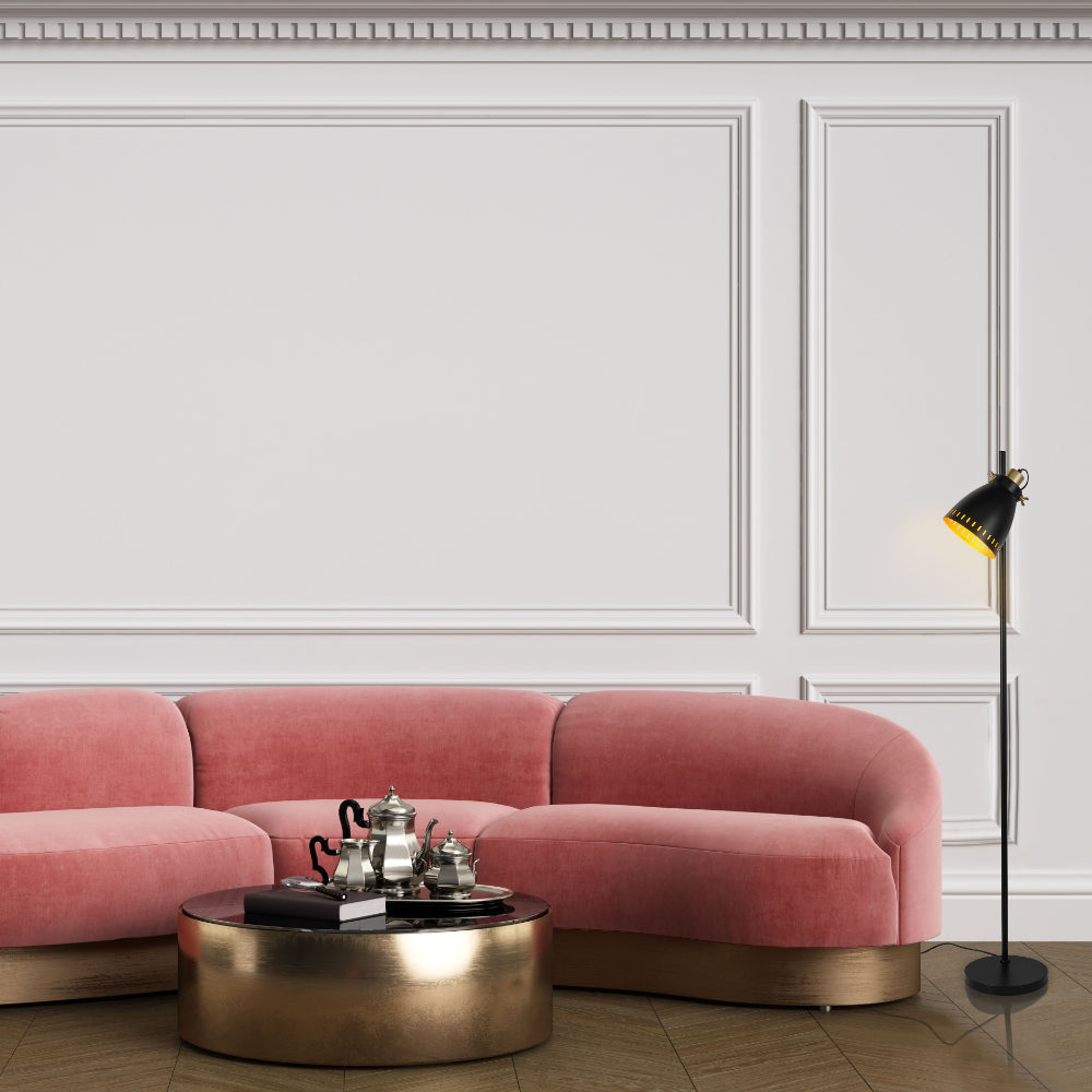 Lámpara de pie con pantalla cónica y detalles dorados, ideal para salones con estilo contemporáneo y decoración elegante.