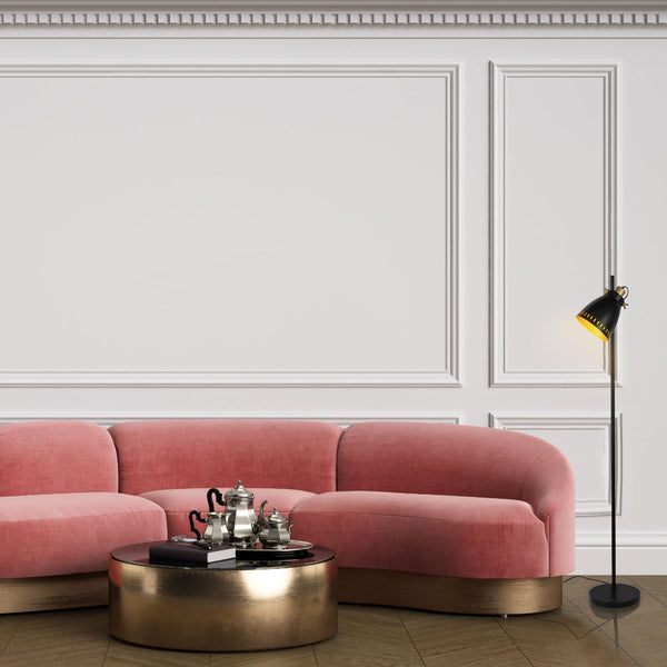 Lámpara de pie con pantalla cónica y detalles dorados, ideal para salones con estilo contemporáneo y decoración elegante.