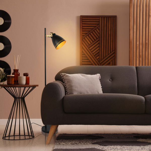 Lámpara de pie con pantalla cónica y detalles dorados, ideal para salas modernas o rincones elegantes.