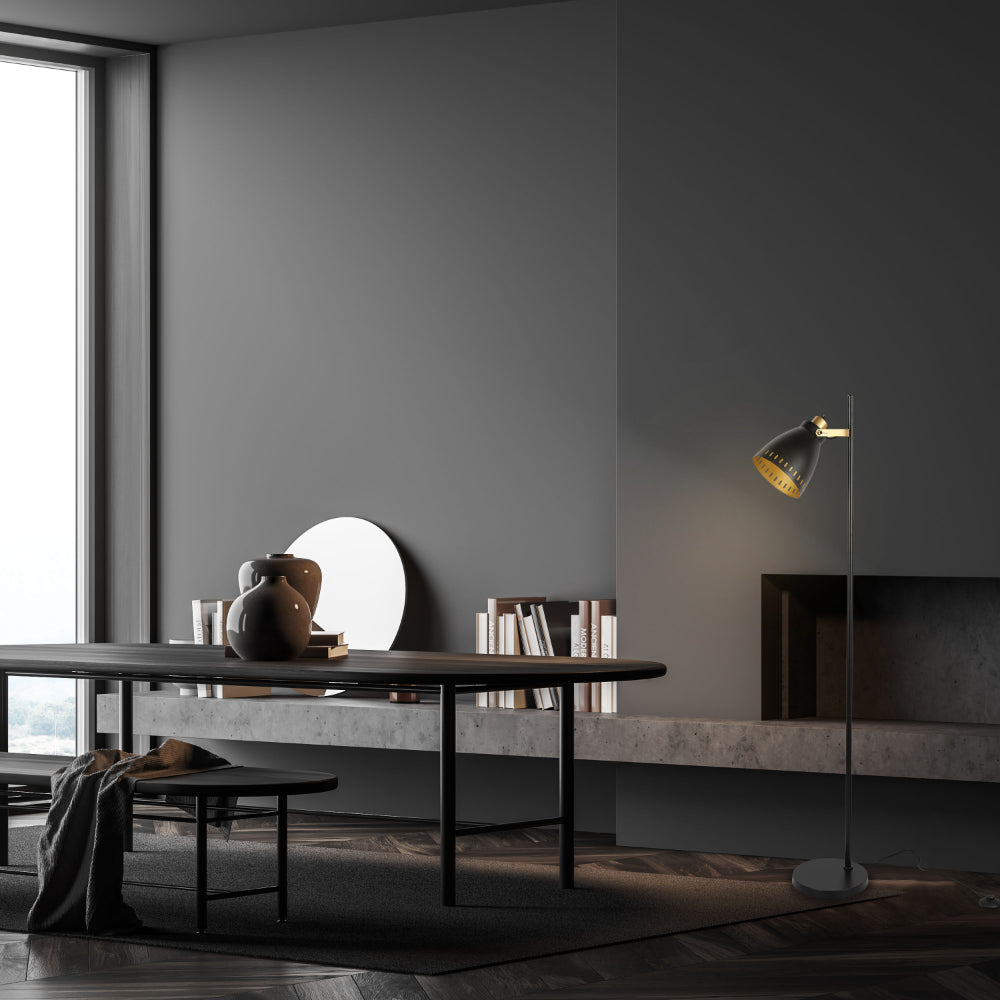 Lámpara de pie con pantalla en forma de cono, ideal para espacios modernos y elegantes, aportando un toque decorativo con detalles dorados.