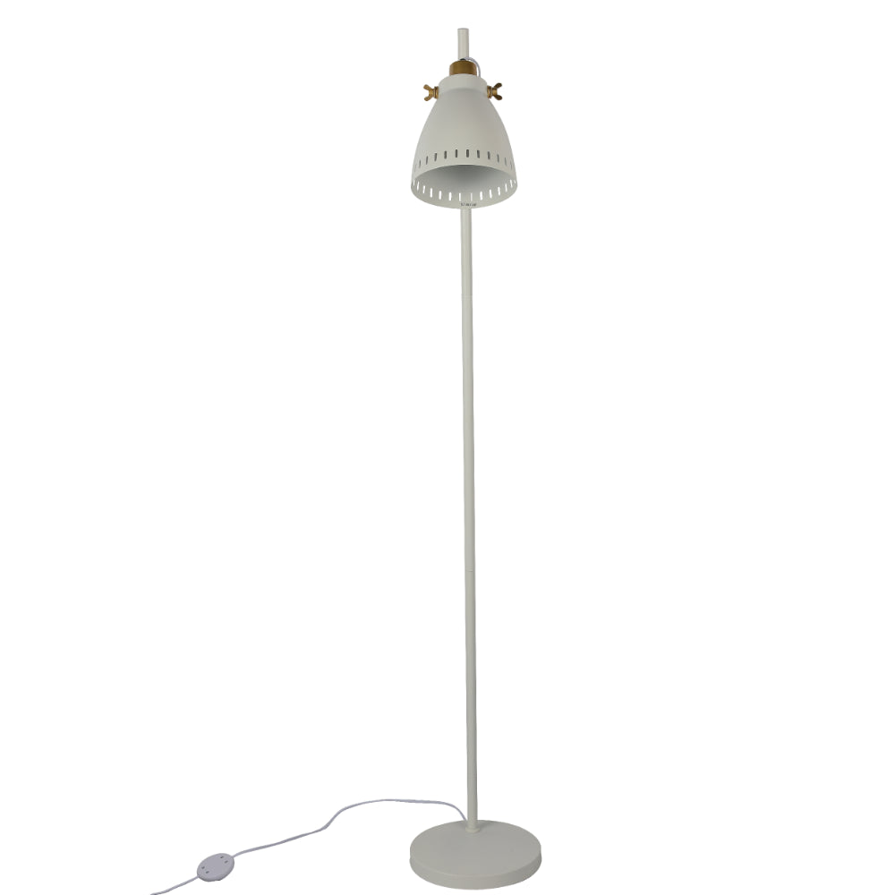 Lámpara de pie con pantalla cónica y detalles dorados, ideal para salones con decoración moderna y elegante.
