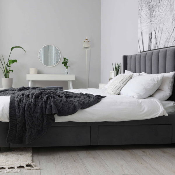 Lámpara de pie con pantalla cónica y detalles dorados, ideal para salas modernas y elegantes.
